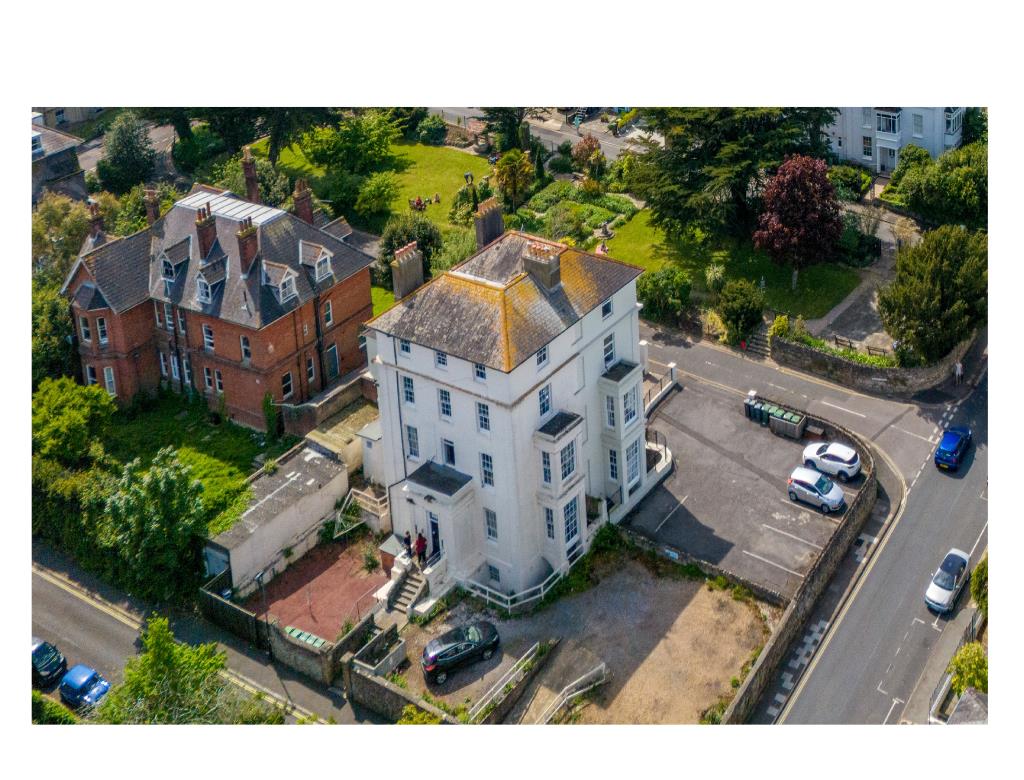 Lot: 145 - IMPOSING FREEHOLD BLOCK OF SEVEN APARTMENTS FOR INVESTMENT - Aerial view of adjoining block
